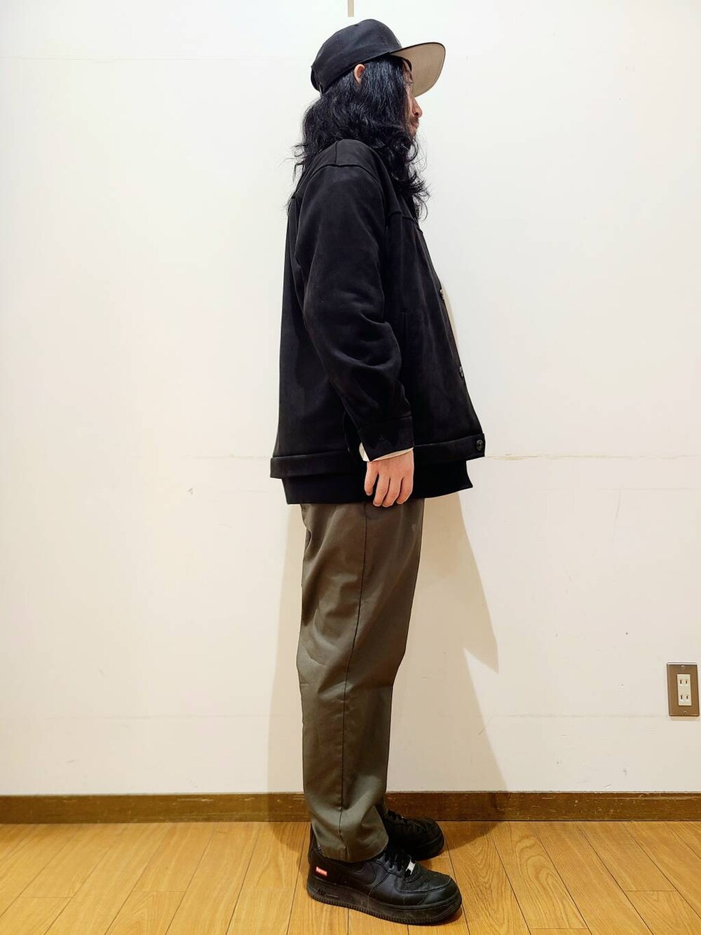 グリーン系のその他パンツ、ブラック系のスウェット、ブラック系のその他アウターを着用したメンズの冬コーディネートの2枚目の写真