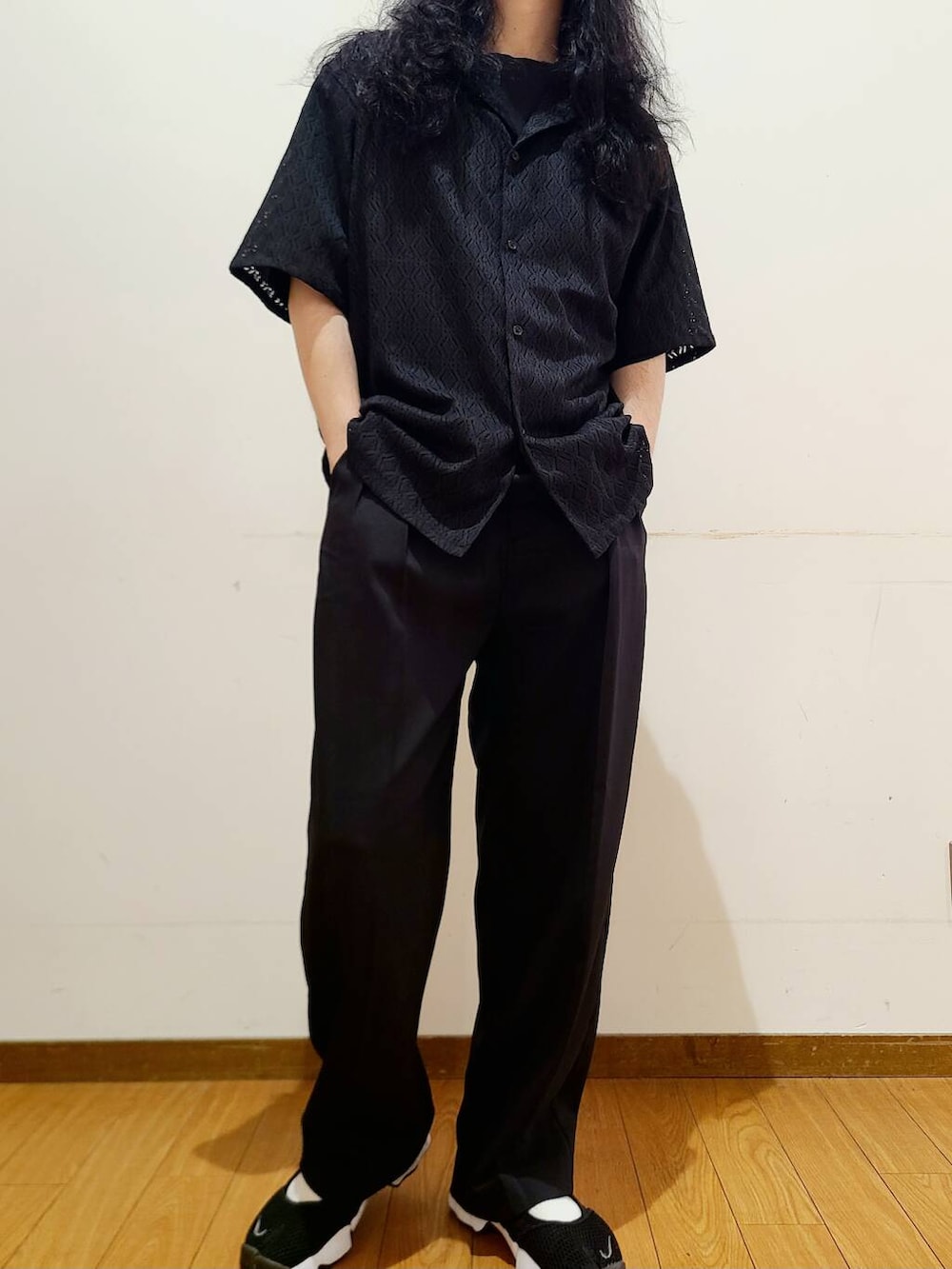 ブラック系のTシャツ/カットソー、ブラック系のその他パンツ、ブラック系のシャツ/ブラウスを着用したメンズの夏コーディネートの4枚目の写真