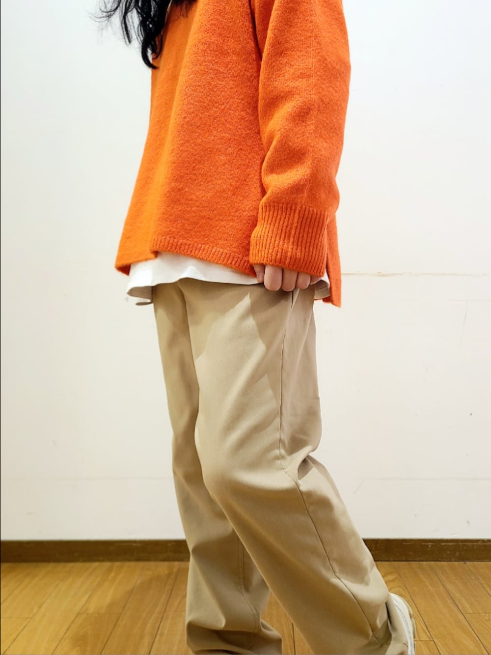 ベージュ系のその他パンツ、オレンジ系のニット/セーターを着用したメンズの冬コーディネートの5枚目の写真