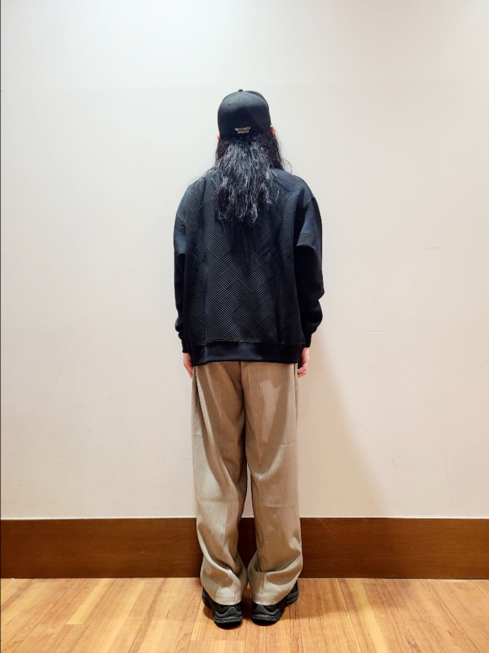 ブラック系のTシャツ/カットソー、ベージュ系のその他パンツを着用したメンズの秋コーディネートの3枚目の写真