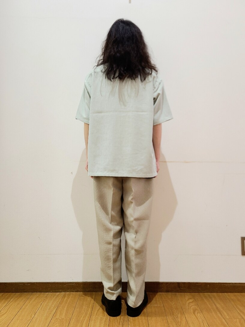 ベージュ系のスラックス、ブラック系のTシャツ/カットソー、グリーン系のシャツ/ブラウスを着用したメンズの夏コーディネートの3枚目の写真