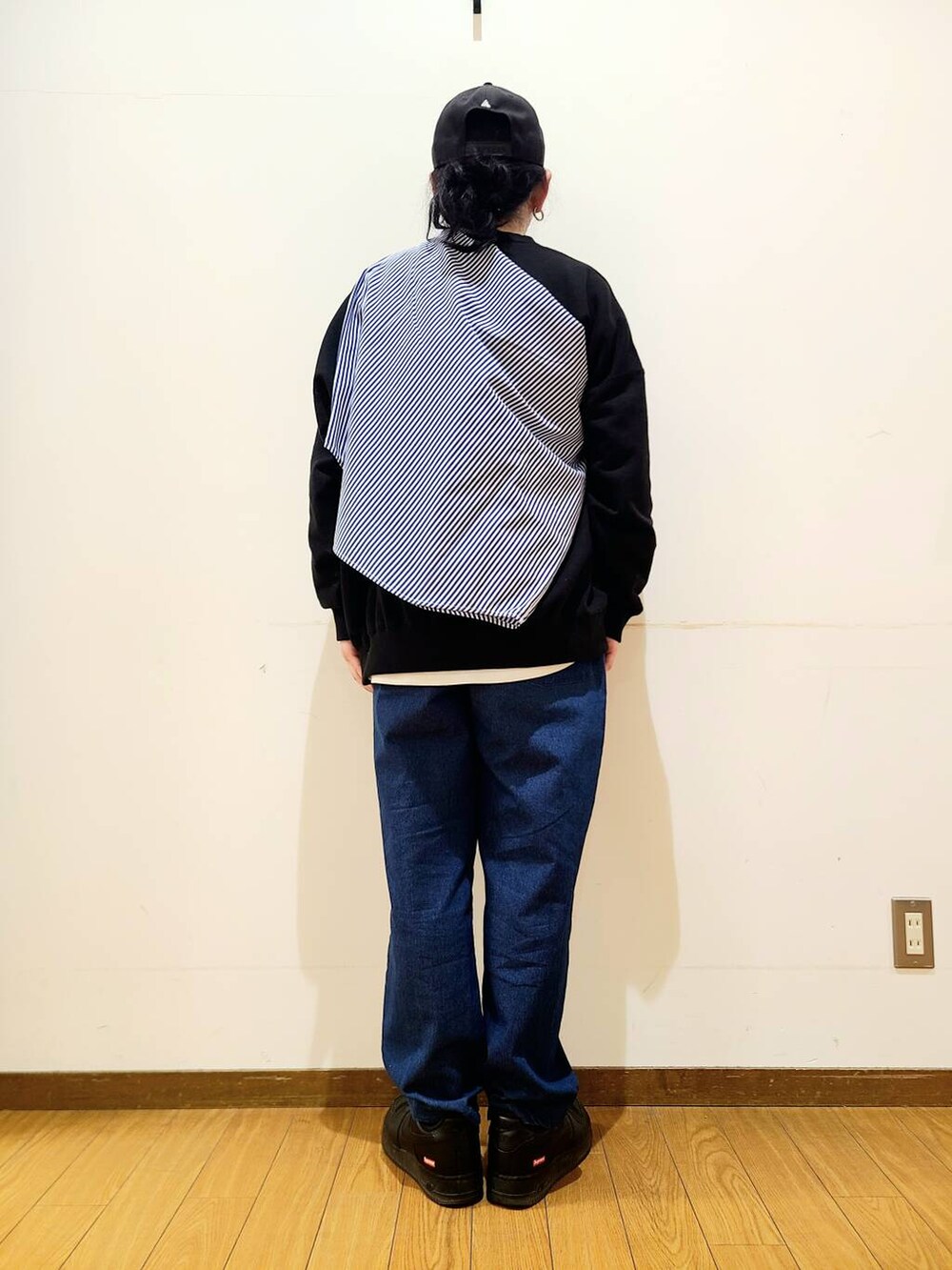 ブルー系のシャツ/ブラウス、ブルー系のその他パンツ、ブラック系のスウェットを着用したメンズの冬コーディネートの3枚目の写真