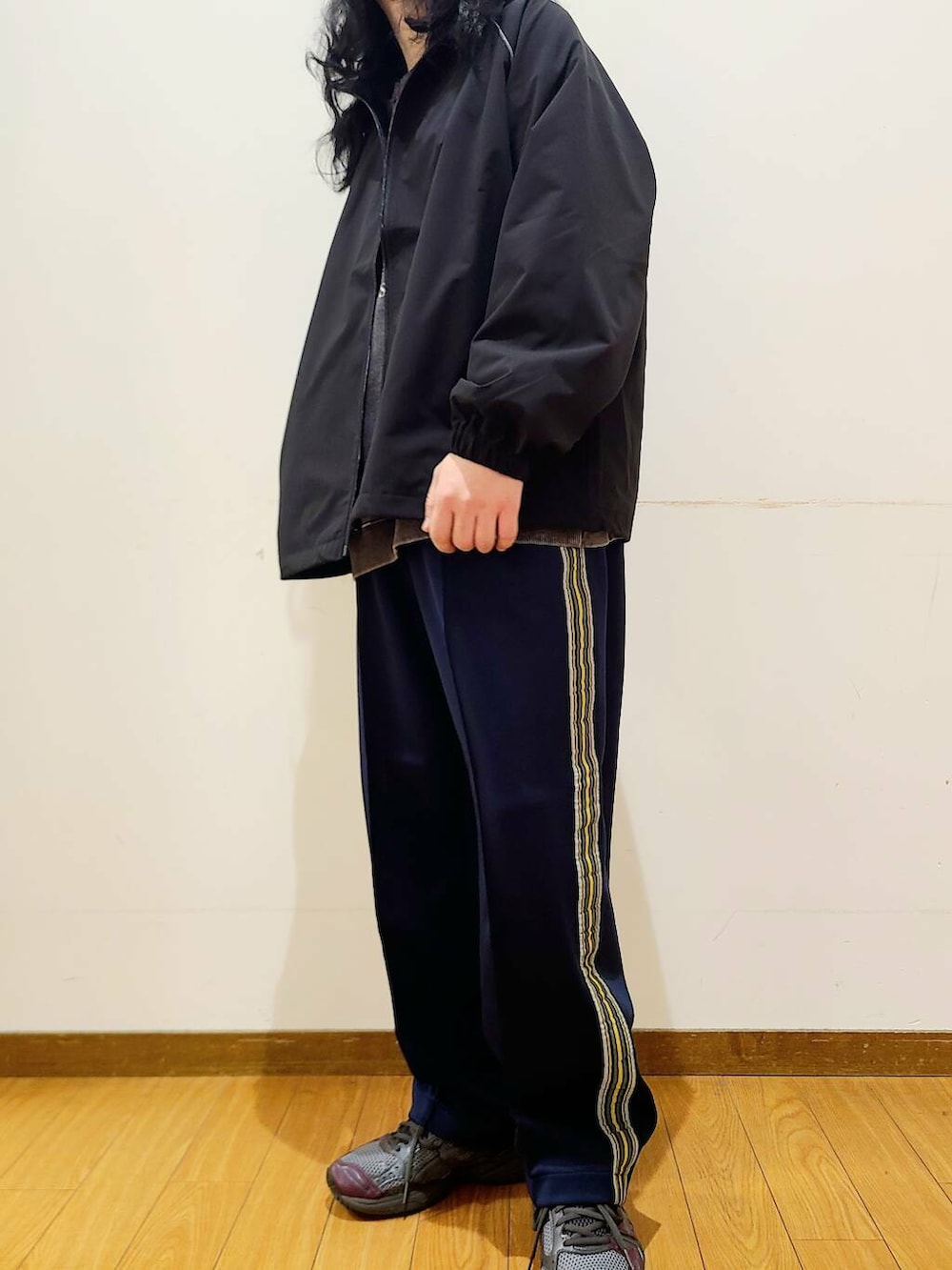 ブルー系のその他パンツ、ブラック系のブルゾン、その他のスウェットを着用したメンズの冬コーディネートの4枚目の写真