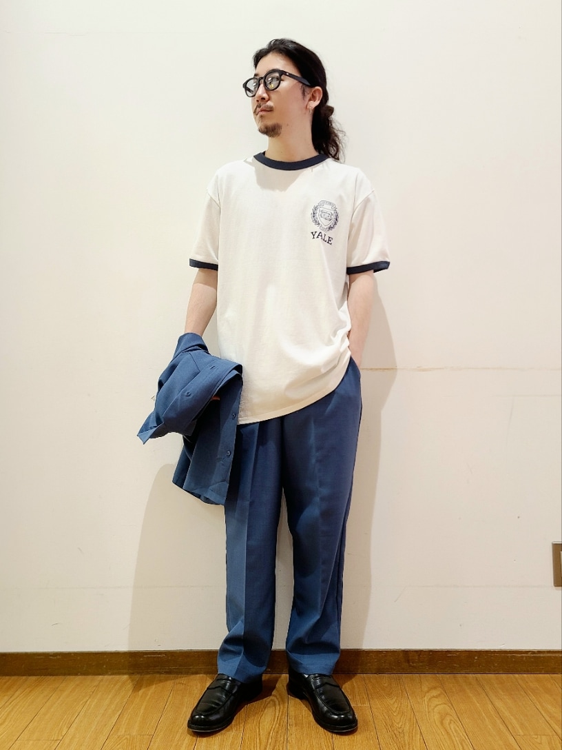 ブルー系のTシャツ/カットソー、ブルー系のセットアップ、ブラック系のメガネを着用したメンズの夏コーディネートの5枚目の写真