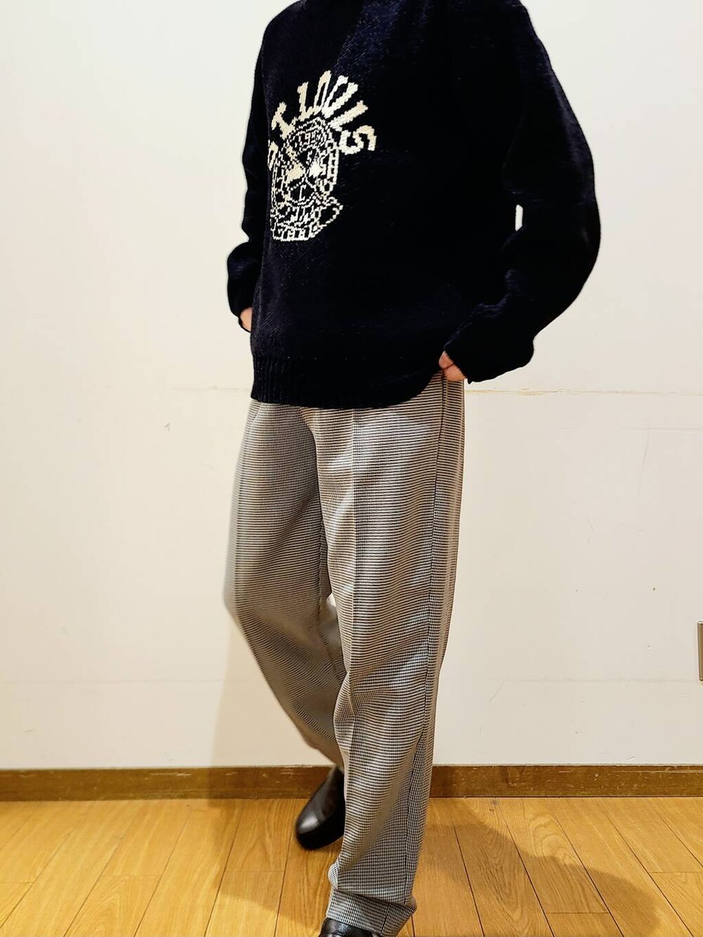 その他のその他パンツ、ブラック系のニット/セーターを着用したメンズの秋コーディネートの4枚目の写真