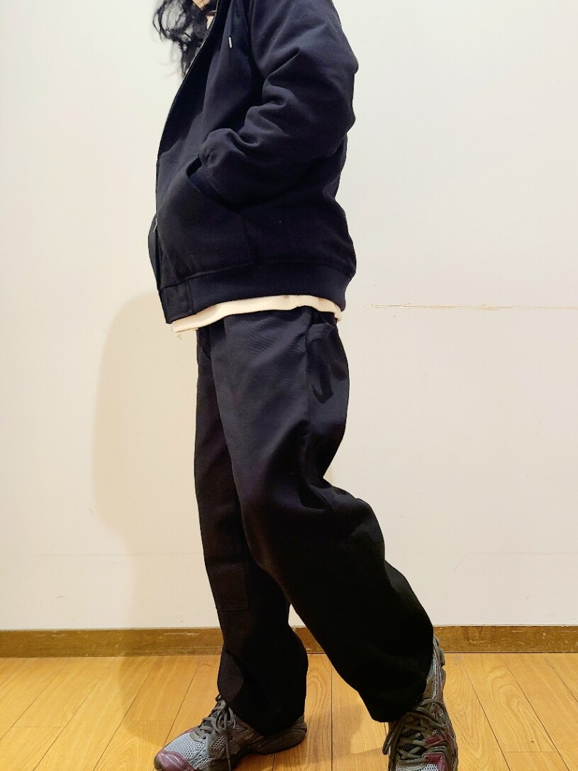 ホワイト系のTシャツ/カットソー、ブラック系のブルゾン、ブラック系のその他パンツを着用したメンズの冬コーディネートの7枚目の写真