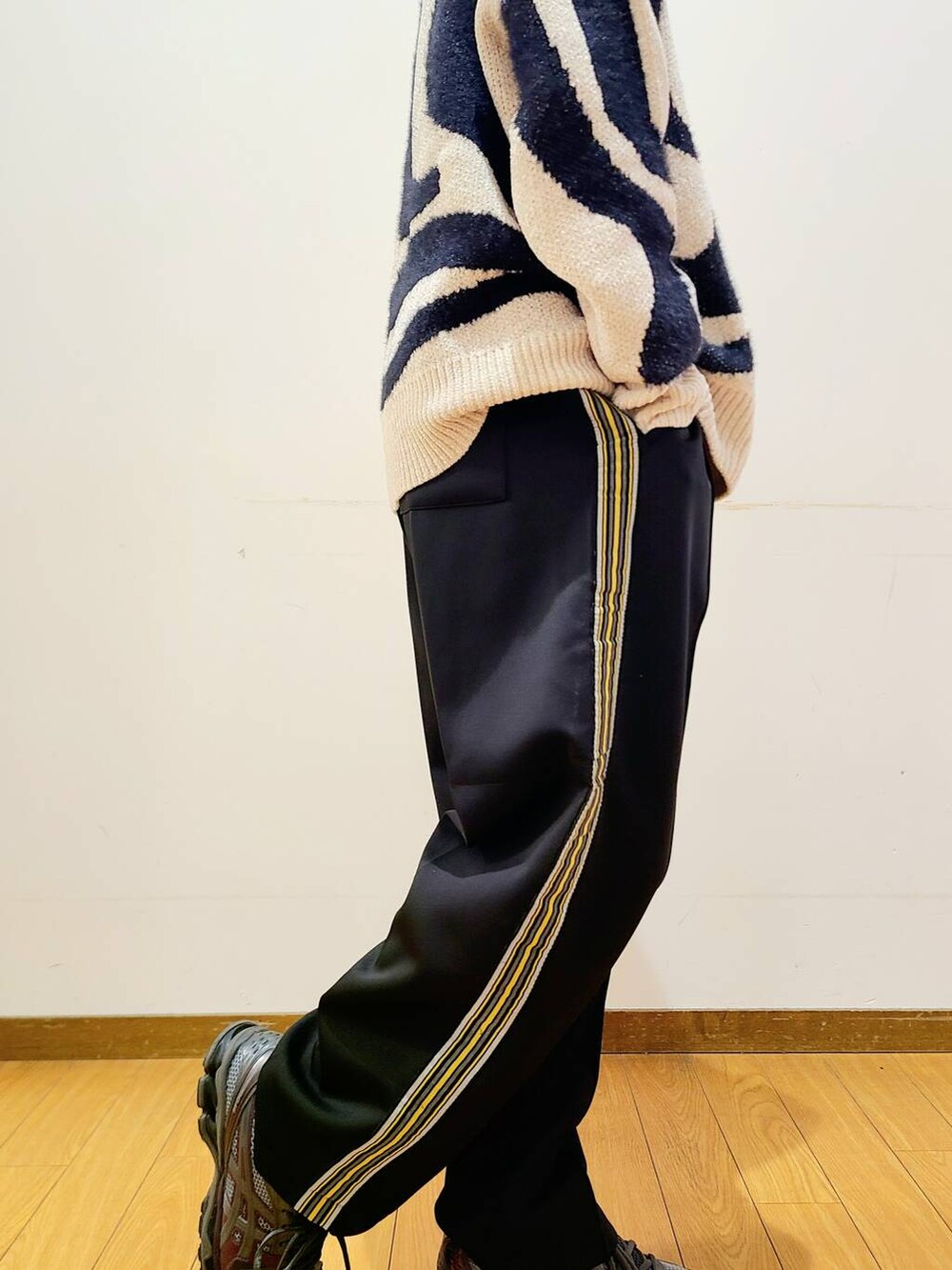 ブラック系のその他パンツ、ホワイト系のニット/セーターを着用したメンズの冬コーディネートの6枚目の写真