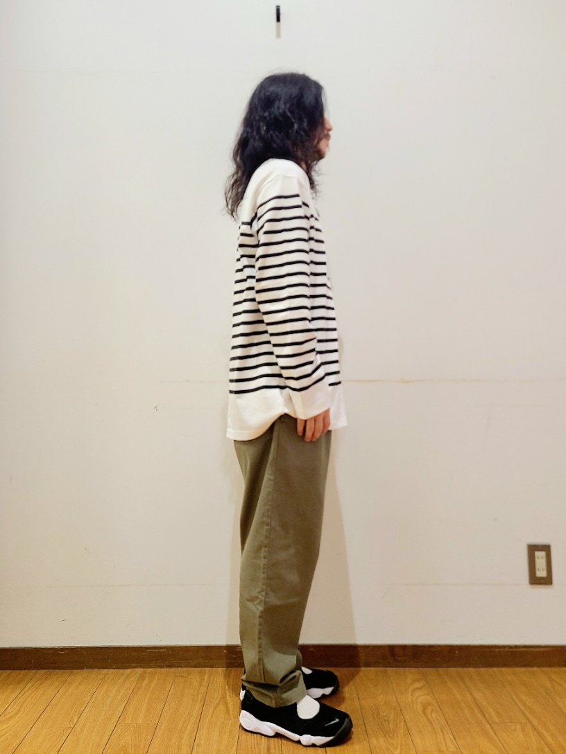 ホワイト系のTシャツ/カットソー、グリーン系のその他パンツ、ブラック系のスニーカーを着用したメンズの夏コーディネートの2枚目の写真