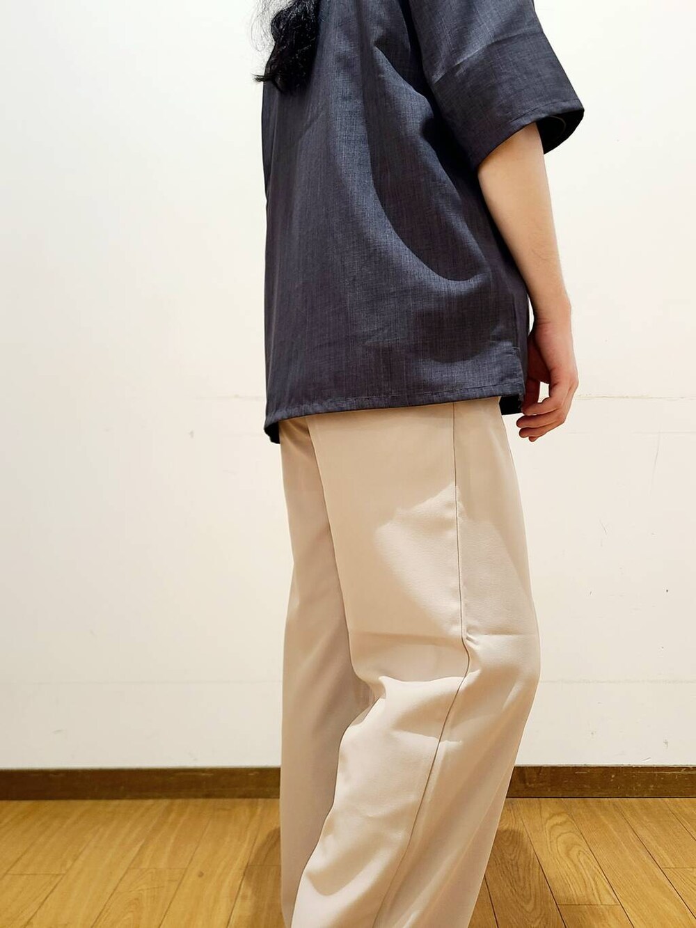 ベージュ系のその他パンツ、その他のTシャツ/カットソー、グレー系のシャツ/ブラウスを着用したメンズの春コーディネートの6枚目の写真