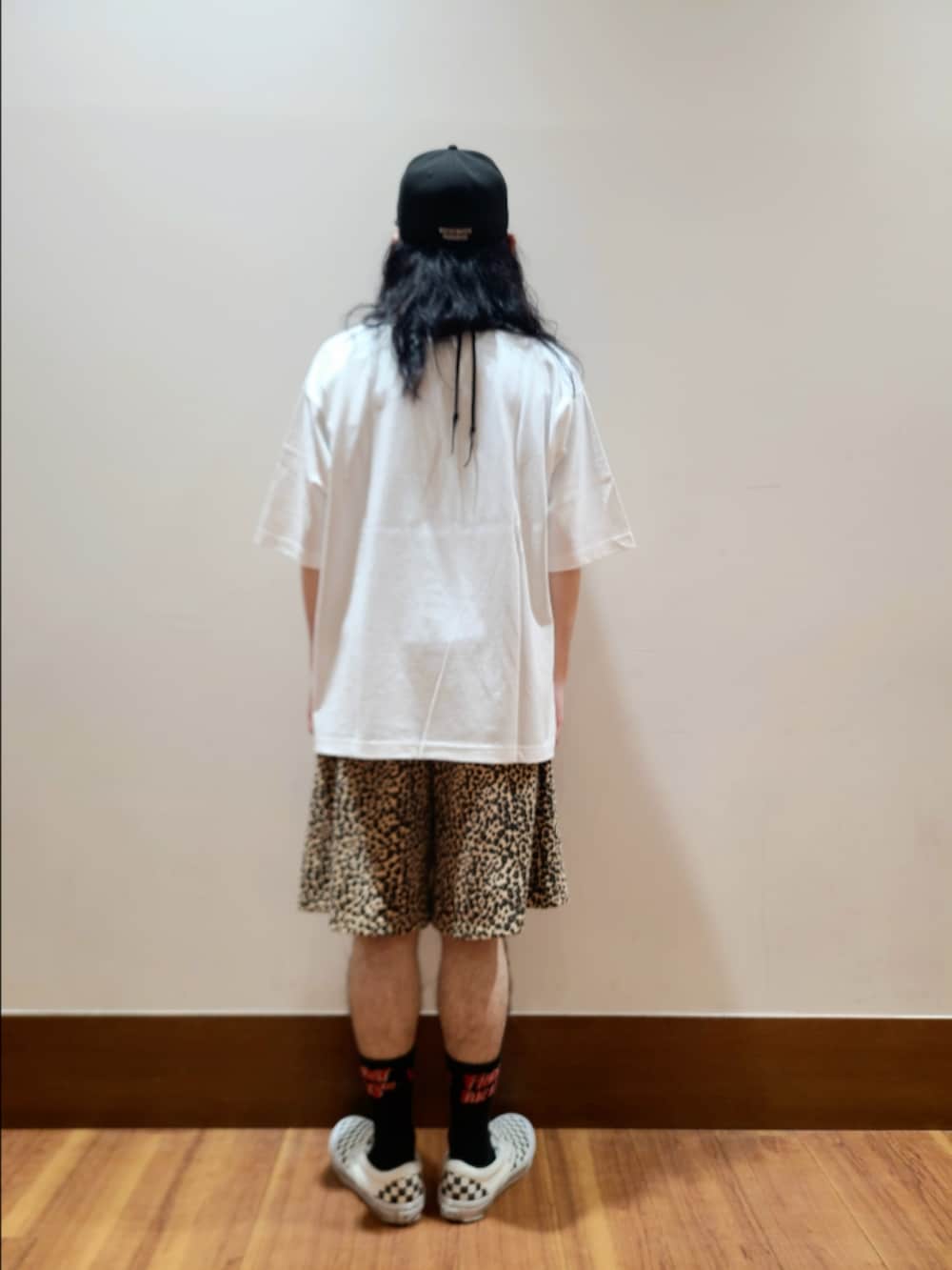 ホワイト系のTシャツ/カットソーを着用したメンズの夏コーディネートの3枚目の写真