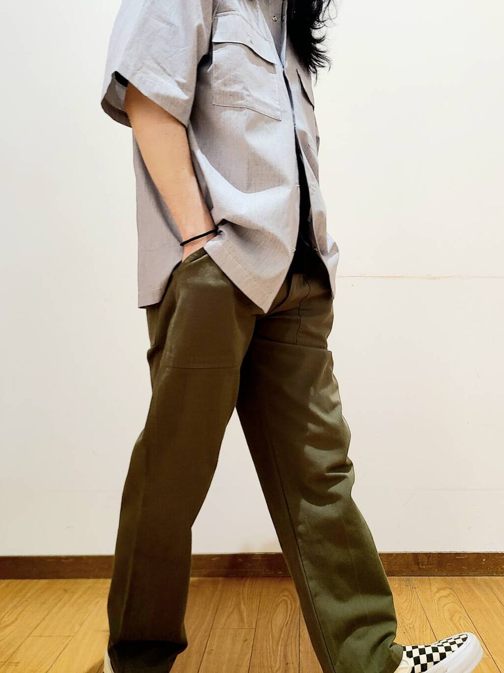 グリーン系のその他パンツ、ブラック系のTシャツ/カットソーを着用したメンズの春コーディネートの7枚目の写真