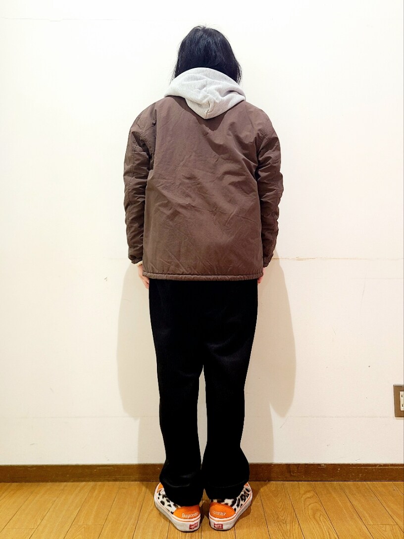 ブラウン系のブルゾン、ブラック系のその他パンツを着用したメンズの冬コーディネートの3枚目の写真