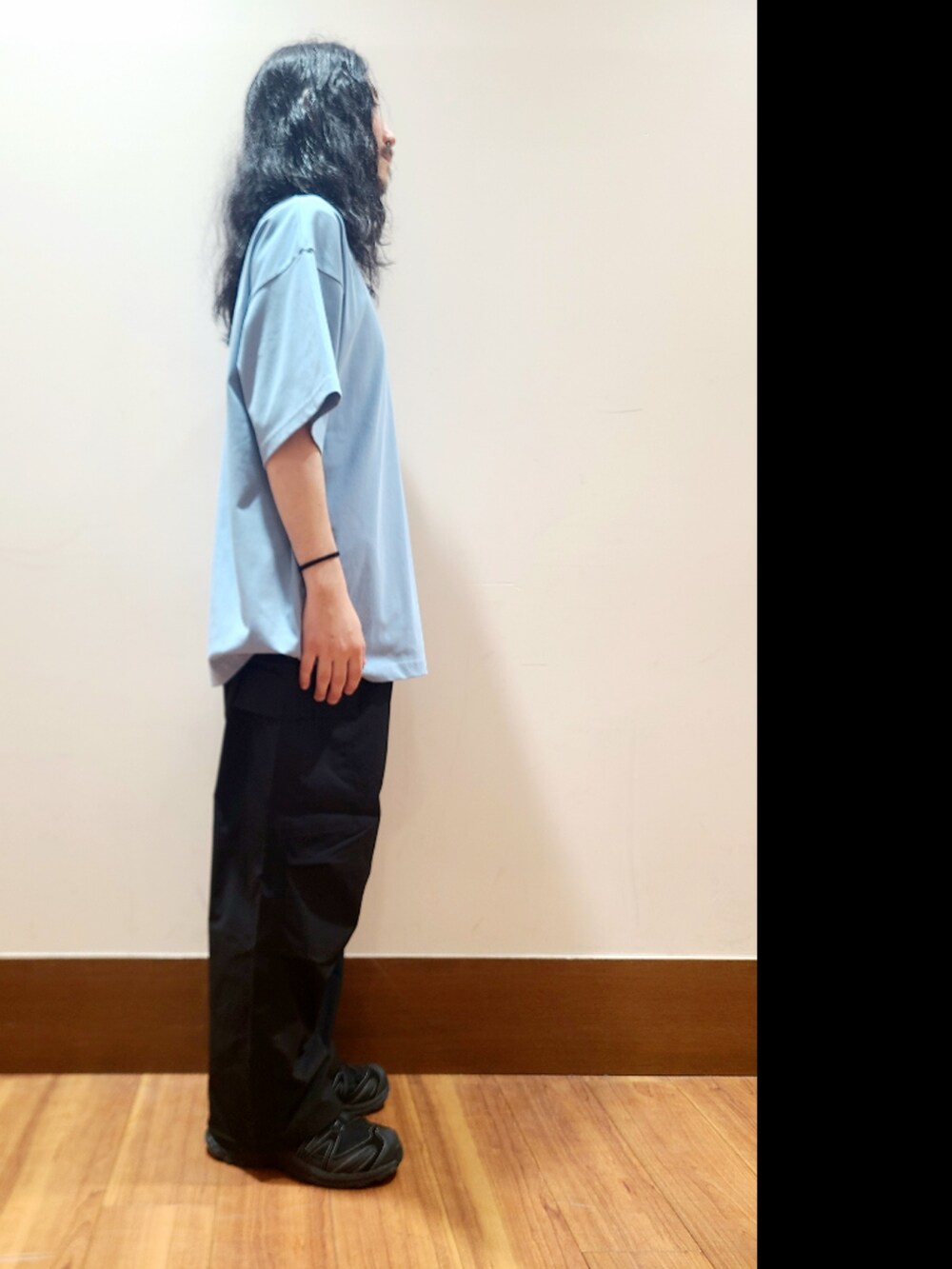 ブルー系のTシャツ/カットソー、ブラック系のその他パンツを着用したメンズの夏コーディネートの2枚目の写真