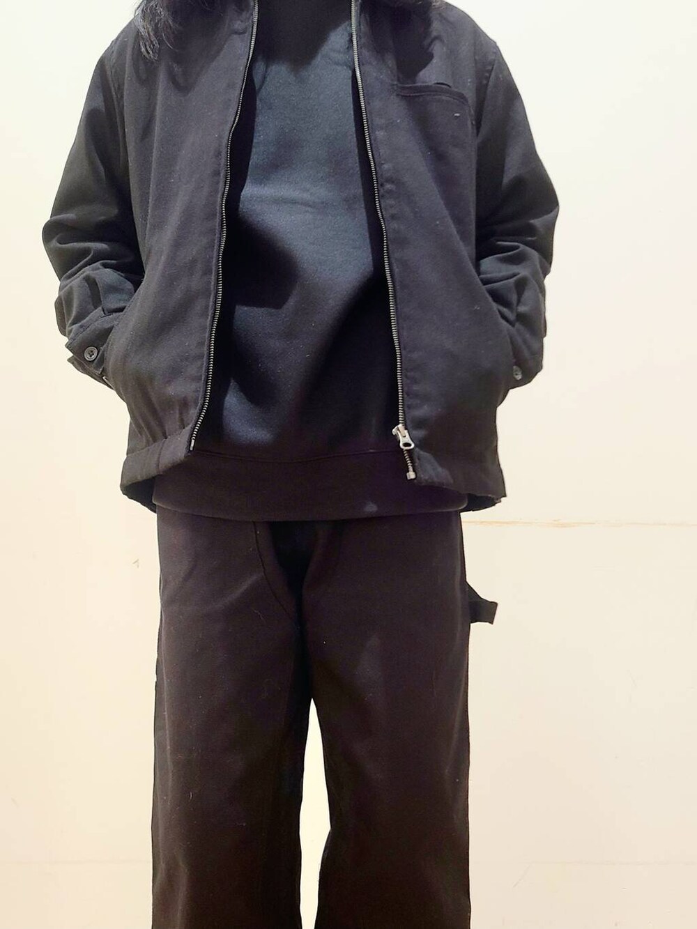 ブラック系のその他アウター、ブラック系のその他パンツ、ブラック系のスウェットを着用したメンズの冬コーディネートの4枚目の写真