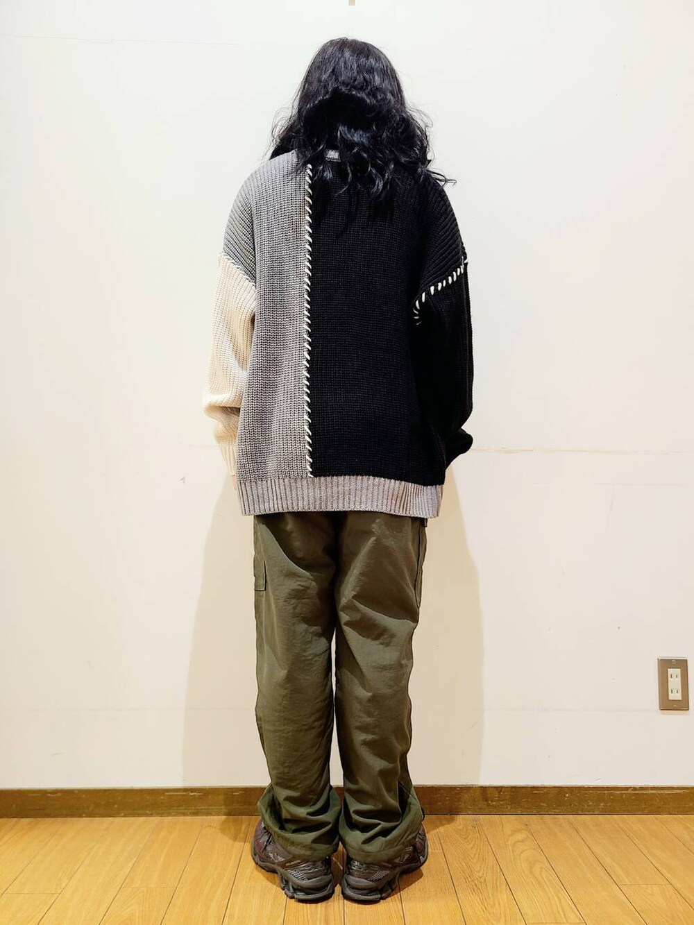 グリーン系のその他パンツ、ブラック系のニット/セーター、ブラック系のストール/ショールを着用したメンズの冬コーディネートの3枚目の写真