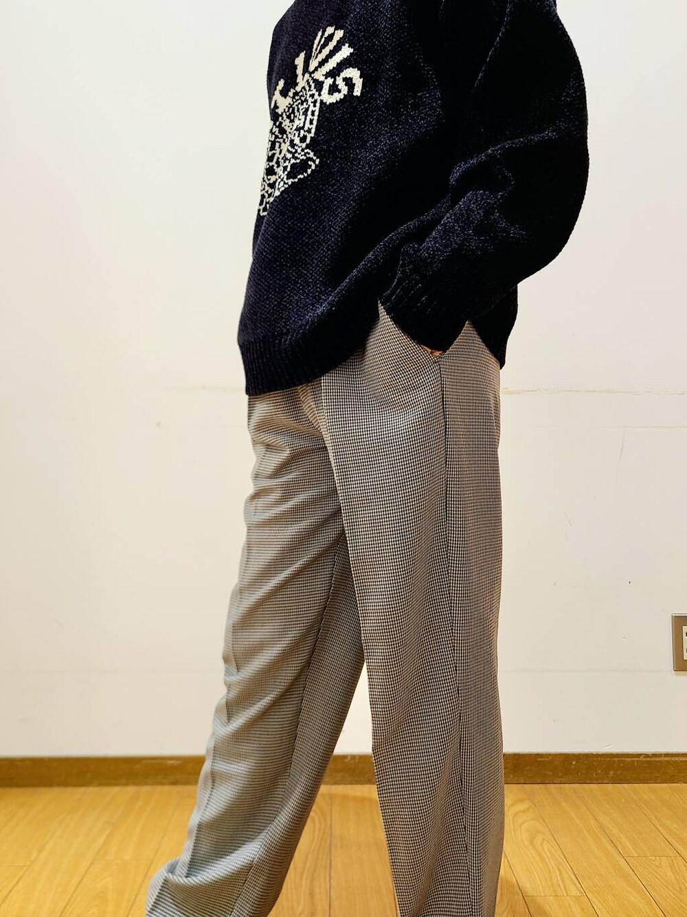 その他のその他パンツ、ブラック系のニット/セーターを着用したメンズの秋コーディネートの9枚目の写真