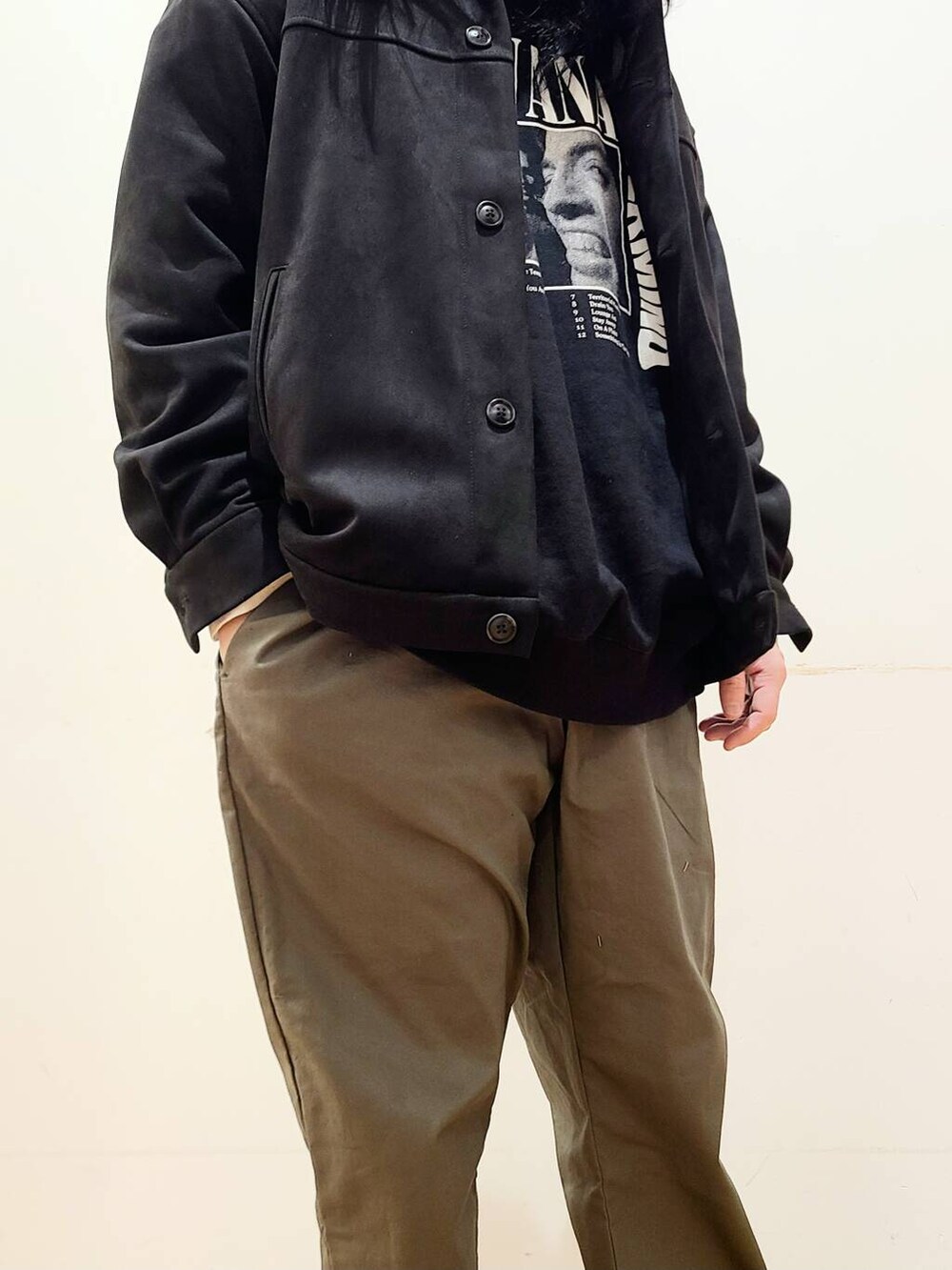 グリーン系のその他パンツ、ブラック系のスウェット、ブラック系のその他アウターを着用したメンズの冬コーディネートの7枚目の写真