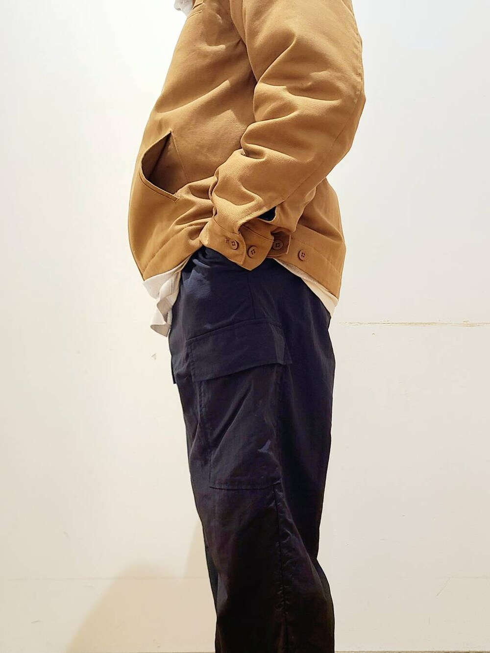 ブラック系のその他パンツ、イエロー系のその他アウター、グレー系のパーカーを着用したメンズの冬コーディネートの6枚目の写真