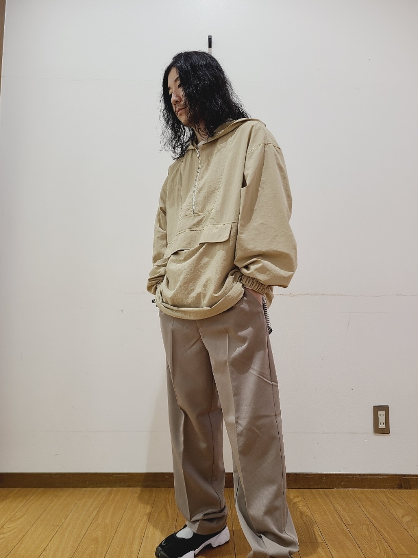 ベージュ系のナイロンジャケット、ホワイト系のTシャツ/カットソー、ベージュ系のその他パンツを着用したメンズの秋コーディネートの9枚目の写真
