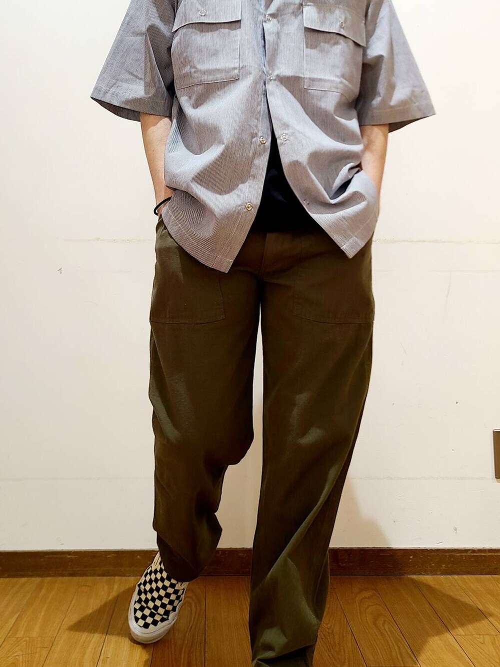 グリーン系のその他パンツ、ブラック系のTシャツ/カットソーを着用したメンズの春コーディネートの5枚目の写真