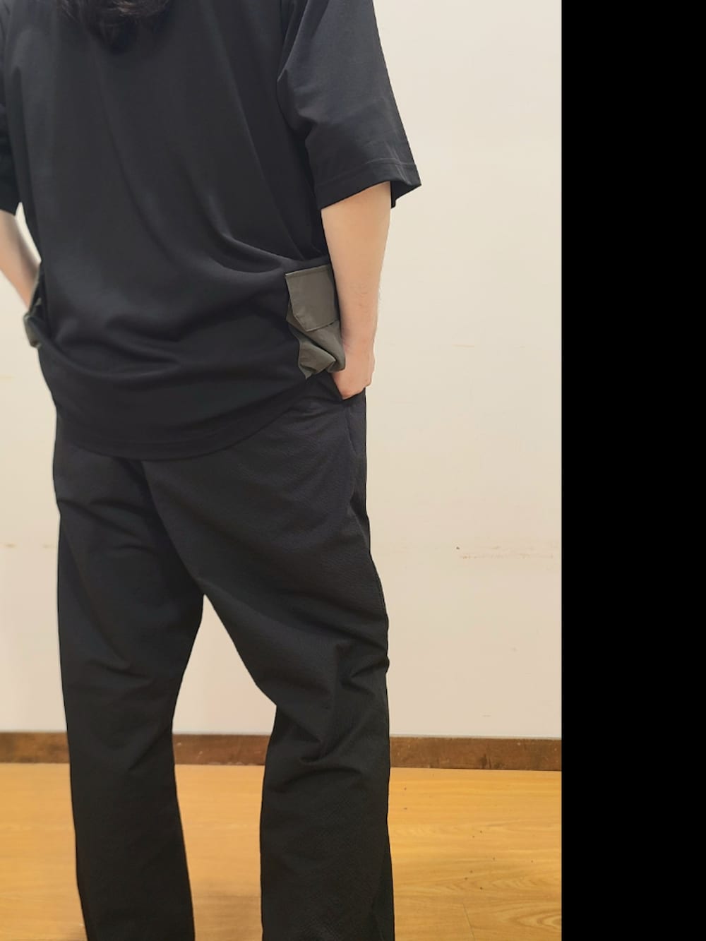 ブラック系のTシャツ/カットソー、ブラック系のその他パンツを着用したメンズの夏コーディネートの5枚目の写真