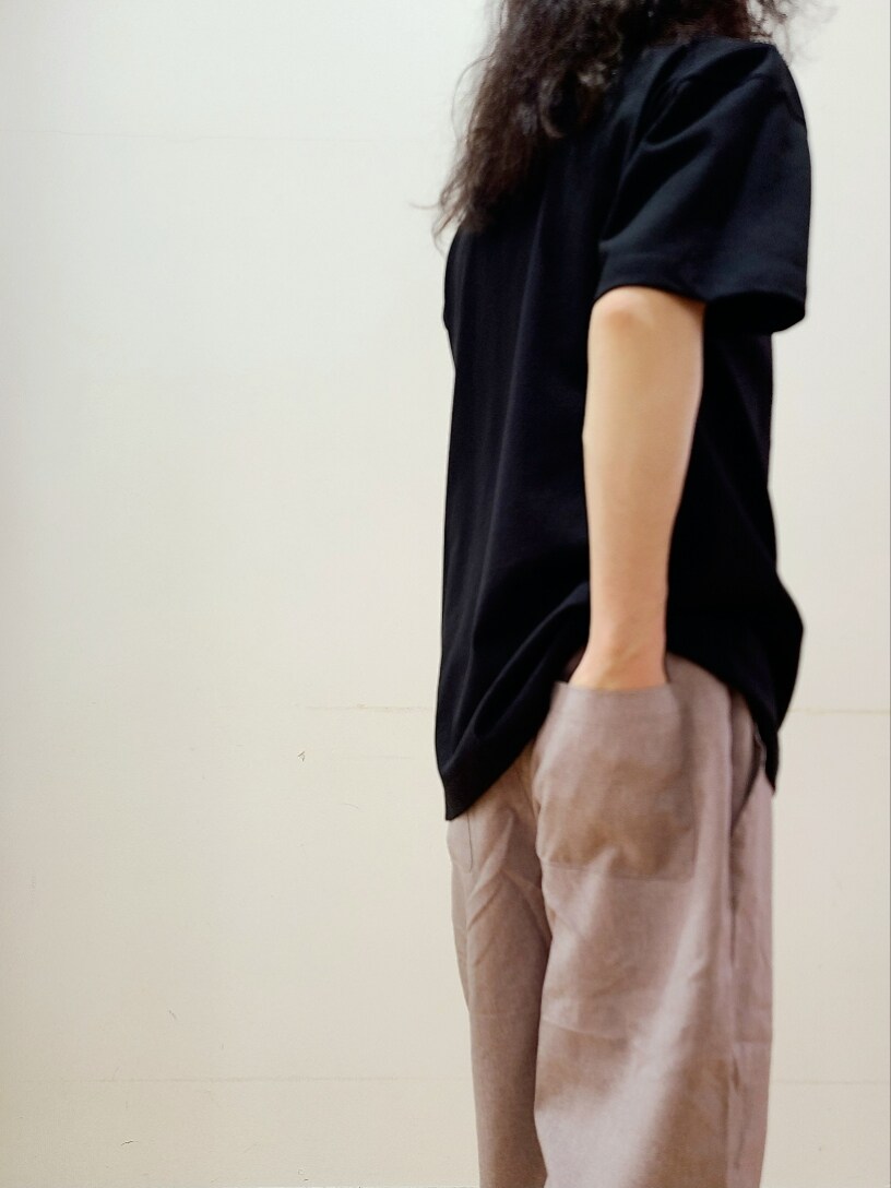 ブラック系のTシャツ/カットソー、グレー系のその他パンツ、ブラウン系のメガネを着用したメンズの春コーディネートの5枚目の写真