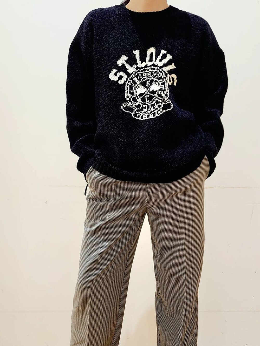 その他のその他パンツ、ブラック系のニット/セーターを着用したメンズの秋コーディネートの5枚目の写真