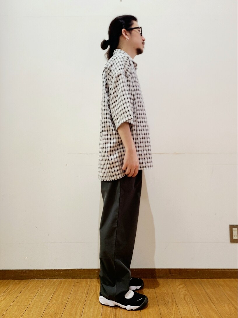 ブラック系のシャツ/ブラウス、ピンク系のTシャツ/カットソー、ブラック系のその他パンツを着用したメンズの夏コーディネートの2枚目の写真