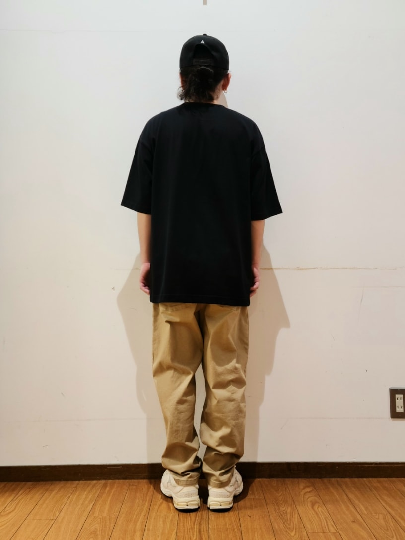 ブラック系のTシャツ/カットソー、ベージュ系のその他パンツ、ブラック系のキャップを着用したメンズの春コーディネートの3枚目の写真