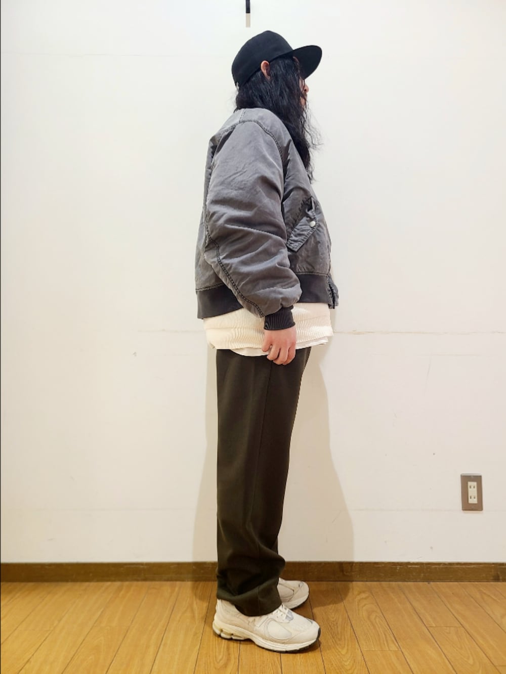 グリーン系のその他パンツ、ホワイト系のニット/セーター、グレー系のMA-1を着用したメンズの冬コーディネートの2枚目の写真