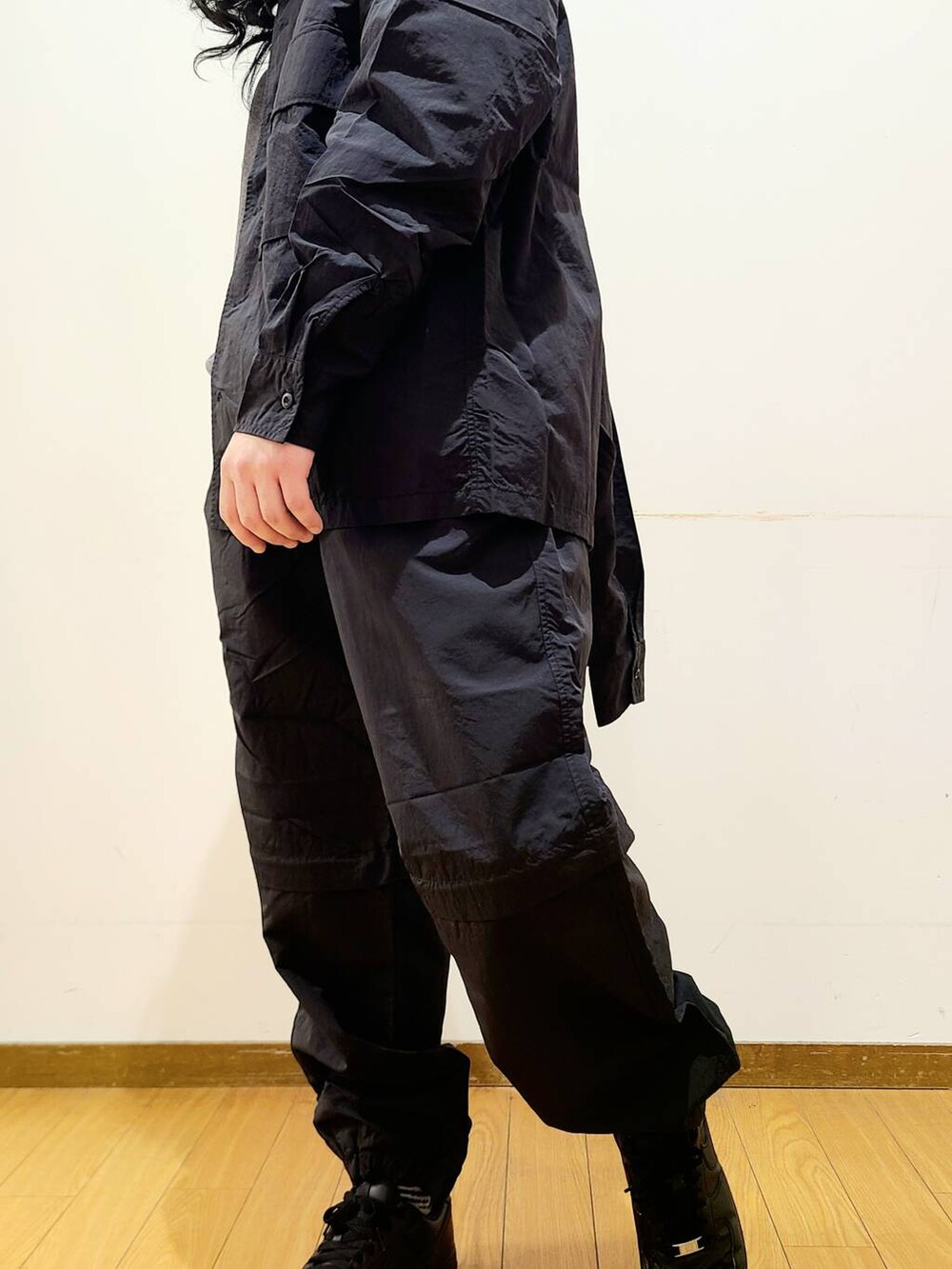 ブラック系のシャツ/ブラウス、ブラック系のその他パンツ、その他のスウェットを着用したメンズの冬コーディネートの7枚目の写真