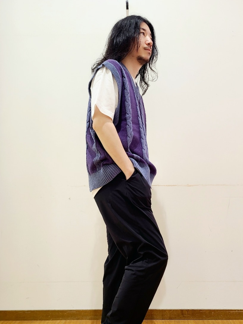 ホワイト系のTシャツ/カットソー、ブルー系のベスト、ブラック系のその他パンツを着用したメンズの夏コーディネートの4枚目の写真