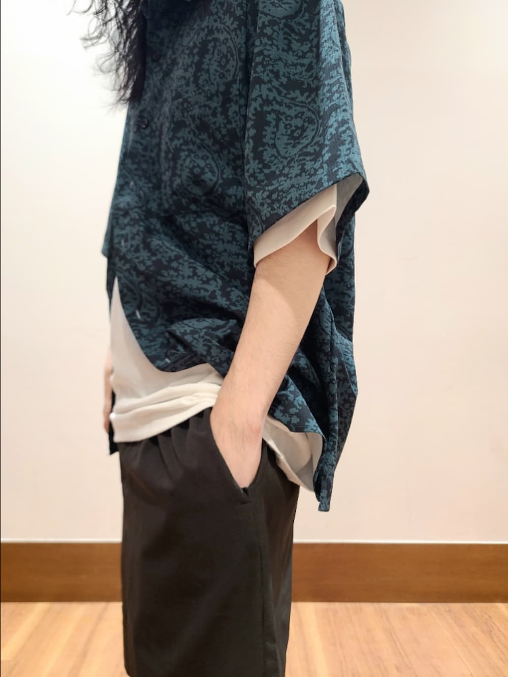ホワイト系のTシャツ/カットソー、その他のシャツ/ブラウス、ブラック系のその他パンツを着用したメンズの夏コーディネートの5枚目の写真