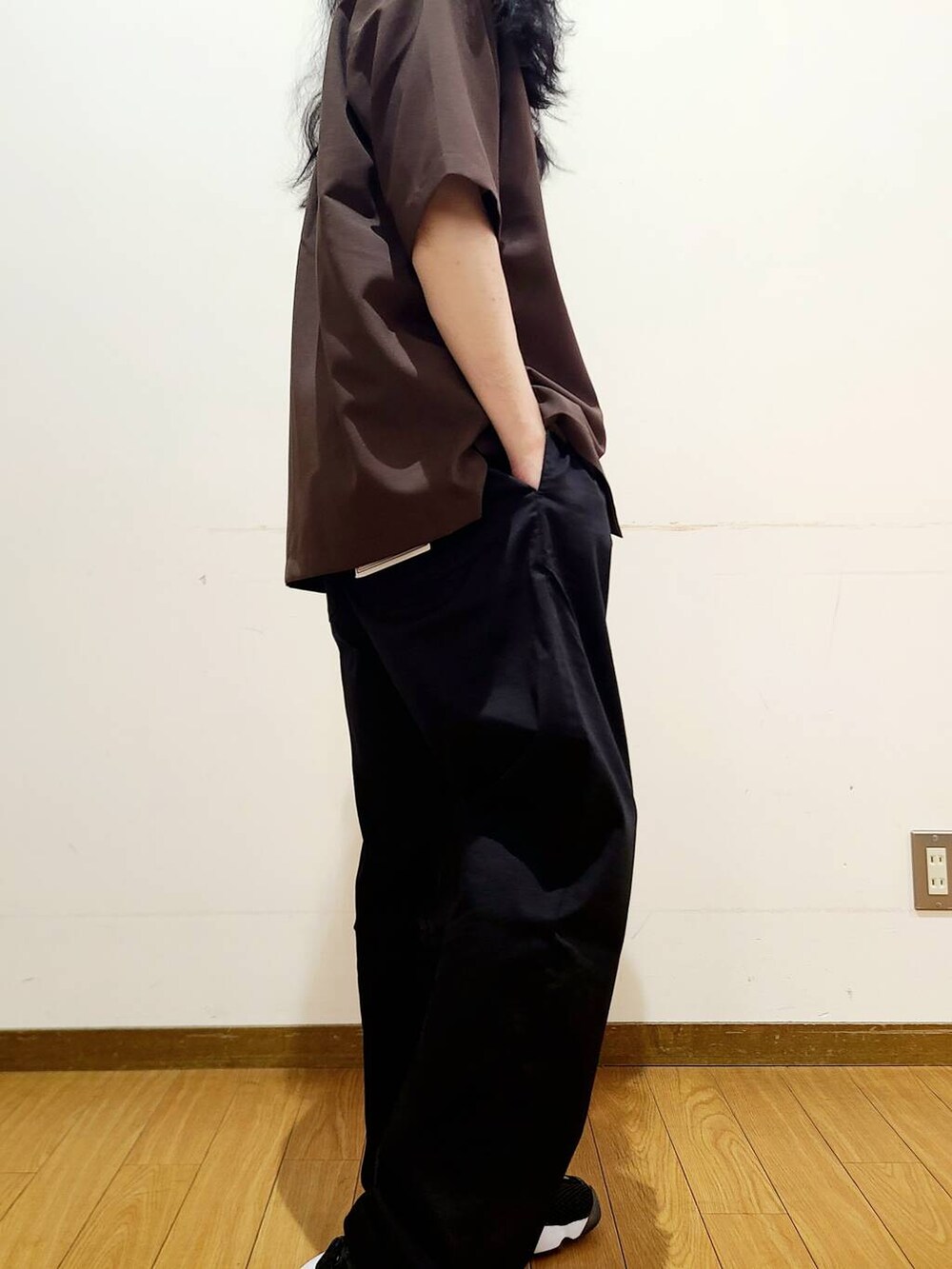 ブラック系のその他パンツ、ブラウン系のシャツ/ブラウスを着用したメンズの夏コーディネートの6枚目の写真