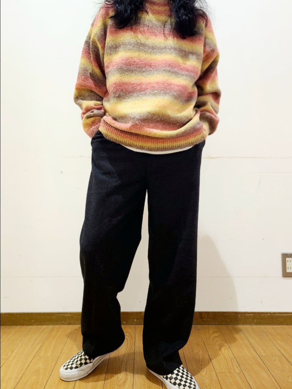 ブラック系のスニーカー、レッド系のニット/セーター、ブラック系のその他パンツを着用したメンズの秋コーディネートの7枚目の写真
