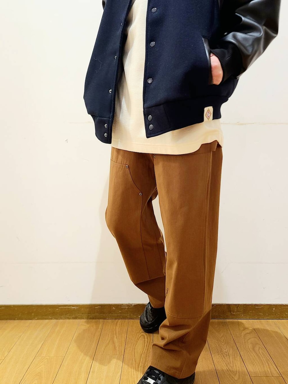 ホワイト系のスウェット、ブルー系のスタジャン、ブラウン系のその他パンツを着用したメンズの冬コーディネートの4枚目の写真