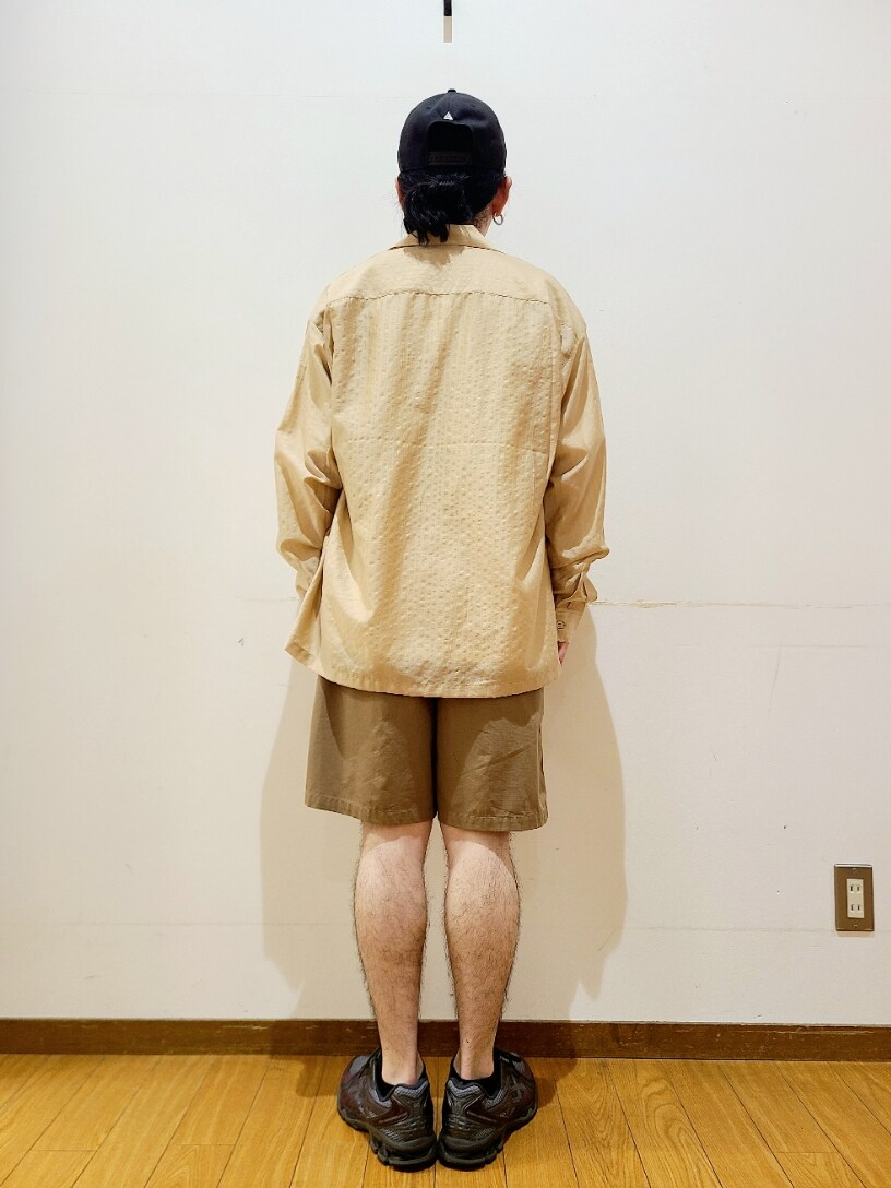 グリーン系のその他パンツを着用したメンズの夏コーディネートの3枚目の写真