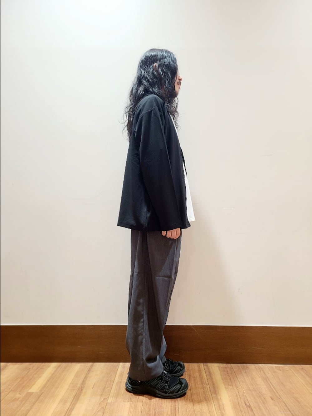 ブラック系のカーディガン/ボレロ、グレー系のその他パンツを着用したメンズの夏コーディネートの3枚目の写真