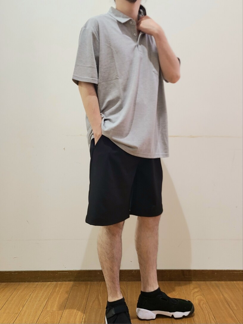 グレー系のポロシャツ、ブラック系のその他パンツ、ブラック系のスニーカーを着用したメンズの夏コーディネートの4枚目の写真