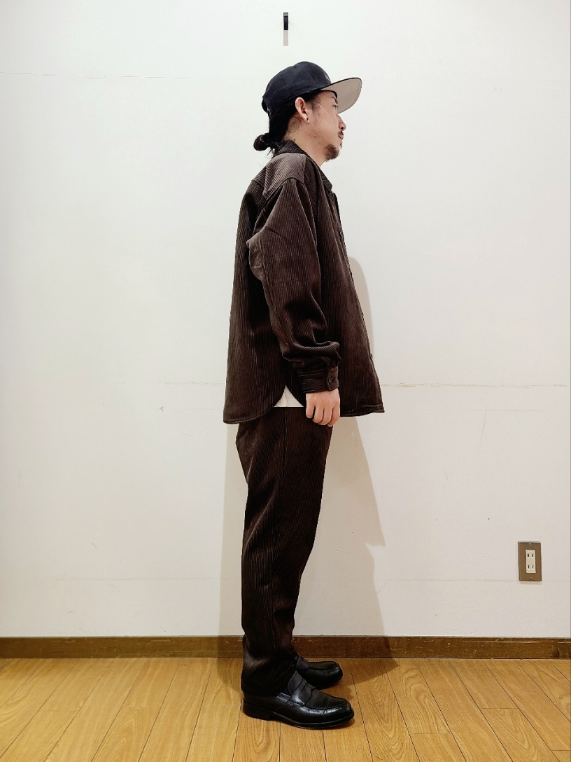 ブラウン系のシャツ/ブラウス、ブラウン系のその他パンツを着用したメンズの秋コーディネートの2枚目の写真