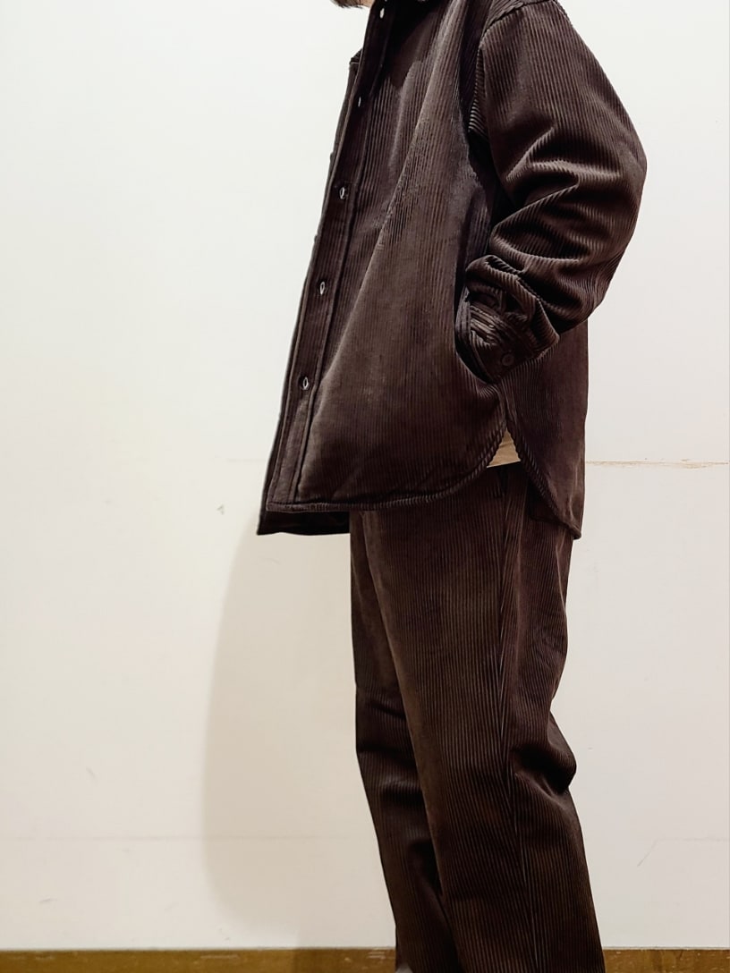 ブラウン系のシャツ/ブラウス、ブラウン系のその他パンツを着用したメンズの秋コーディネートの3枚目の写真