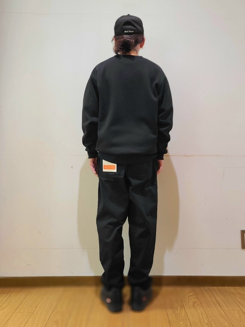 ブラック系のスウェット、ブラック系のその他パンツを着用したメンズの冬コーディネートの3枚目の写真