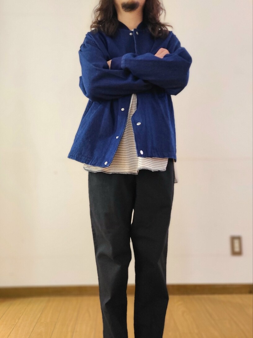 ブルー系のブルゾン、ブラック系のTシャツ/カットソー、ブラック系のその他パンツを着用したメンズの冬コーディネートの3枚目の写真