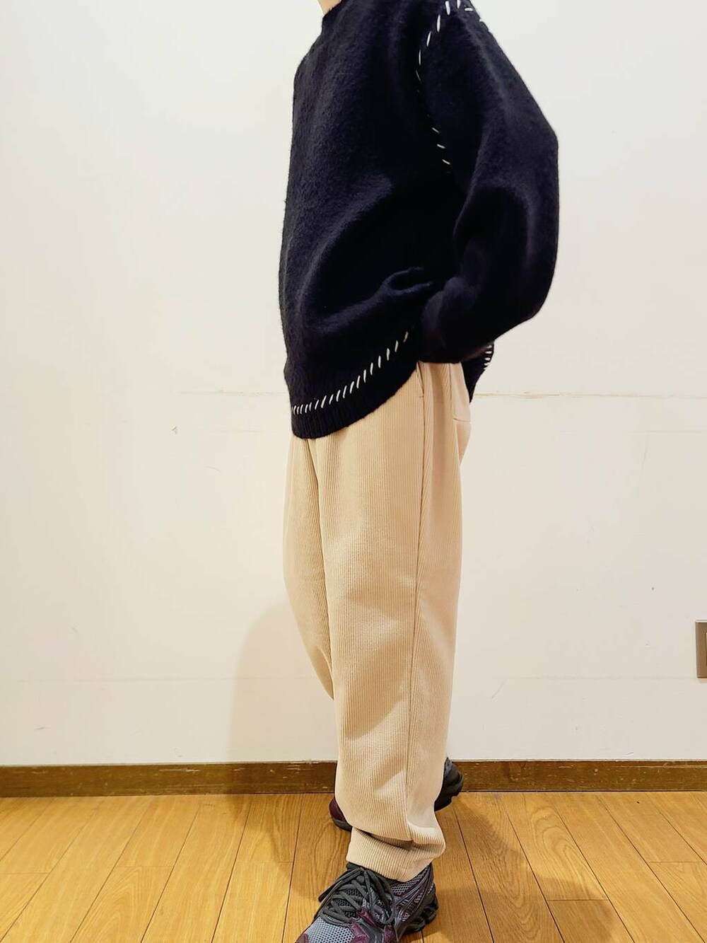 ベージュ系のその他パンツ、ブラック系のニット/セーターを着用したメンズの冬コーディネートの4枚目の写真
