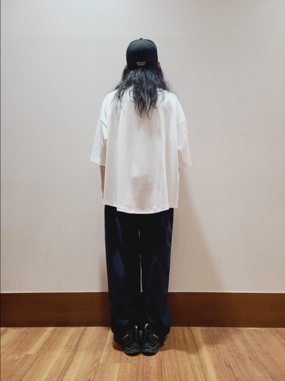 ホワイト系のTシャツ/カットソー、ブルー系のその他パンツを着用したメンズの夏コーディネートの3枚目の写真