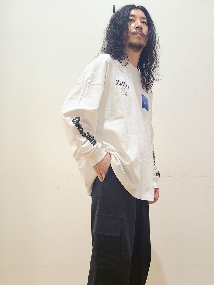 ブラック系のスウェットパンツ、ブラック系のスニーカーを着用したメンズの夏コーディネートの5枚目の写真