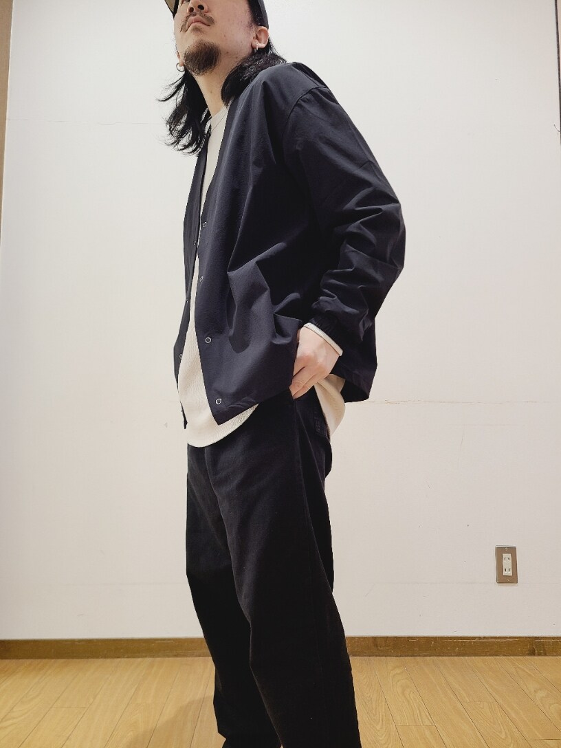 ブラック系のその他アウター、ブラック系のその他パンツ、ブラック系のキャップを着用したメンズの冬コーディネートの9枚目の写真