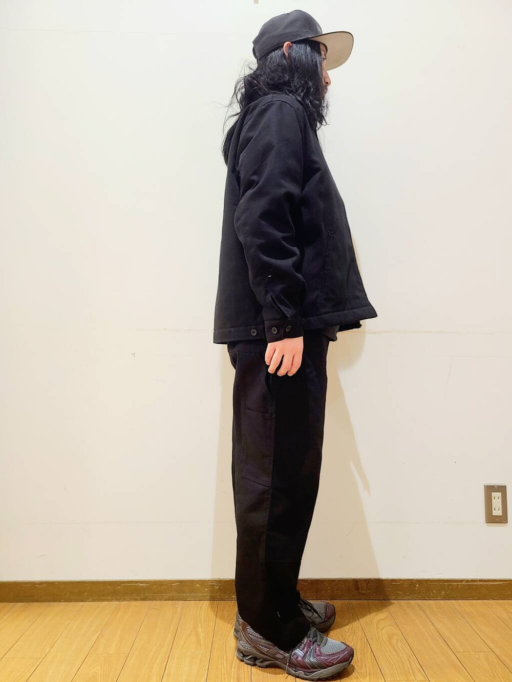 ブラック系のその他アウター、ブラック系のその他パンツ、ブラック系のスウェットを着用したメンズの冬コーディネートの2枚目の写真