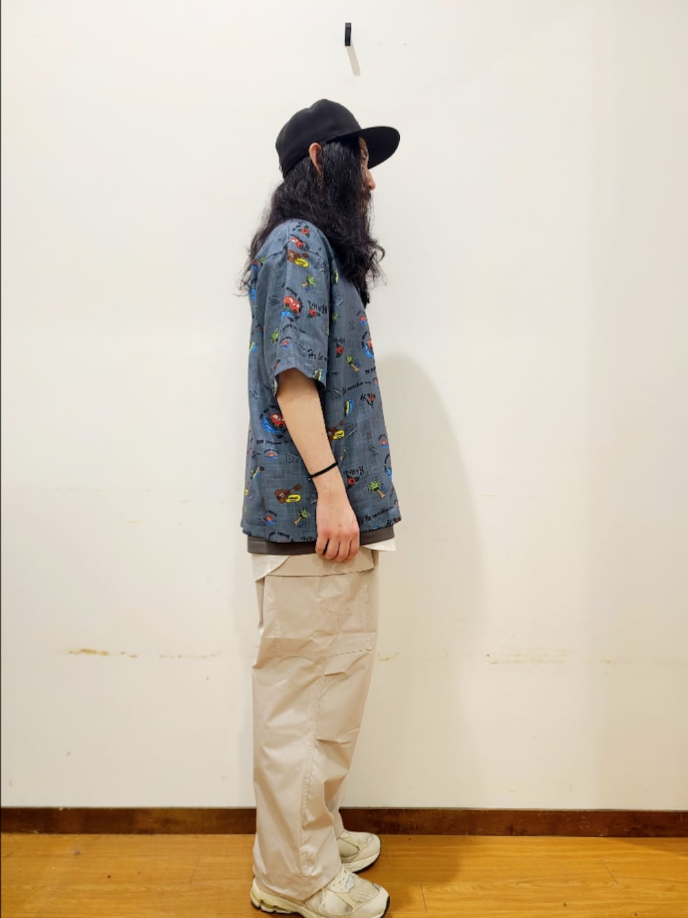 グレー系のシャツ/ブラウス、グレー系のTシャツ/カットソー、ホワイト系のその他パンツを着用したメンズの夏コーディネートの2枚目の写真