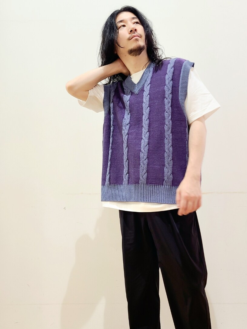 ホワイト系のTシャツ/カットソー、ブルー系のベスト、ブラック系のその他パンツを着用したメンズの夏コーディネートの5枚目の写真